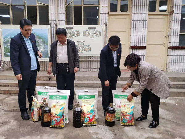 必发888  走访慰问难题老党员 - 党群事情 - 党群事情 - 临夏州农投公司  走访慰问 难题老党员